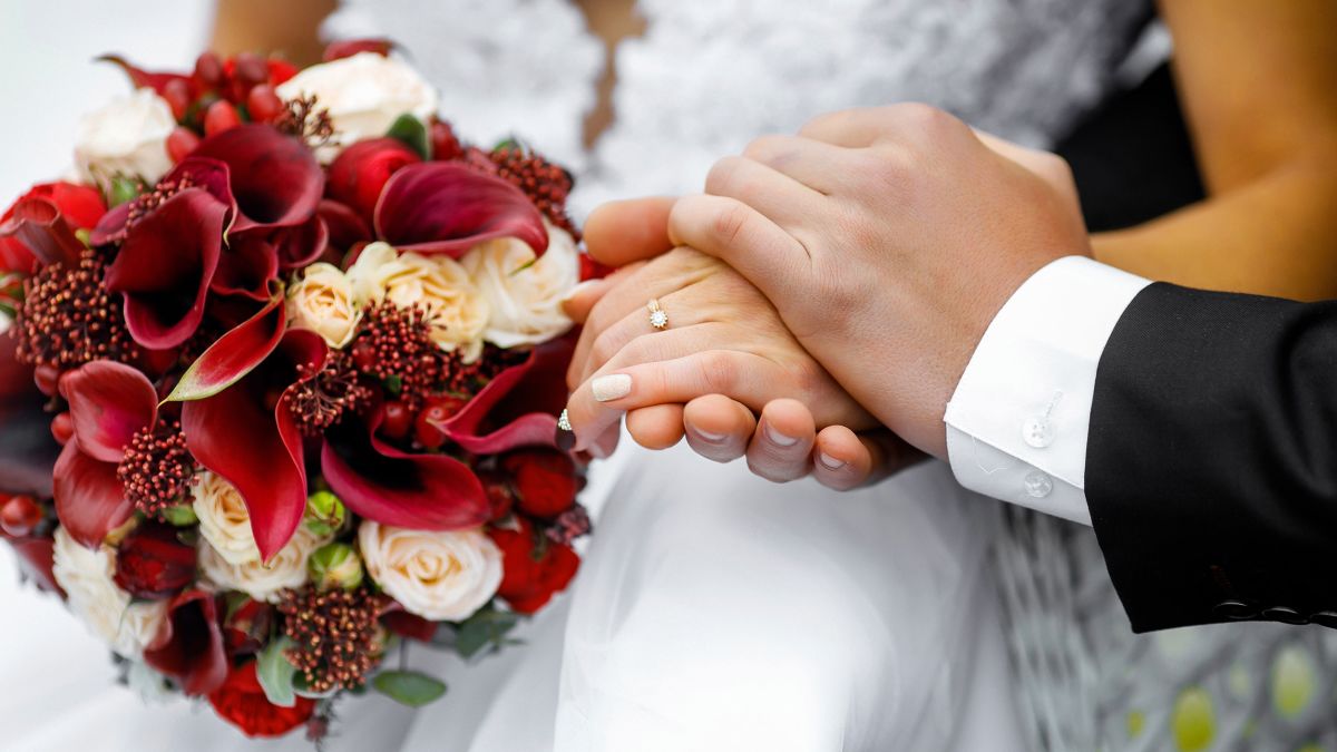 có nên tặng quà kỷ niệm ngày cưới không