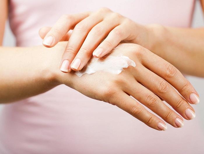 dưỡng da tay trắng muốt mềm mịn