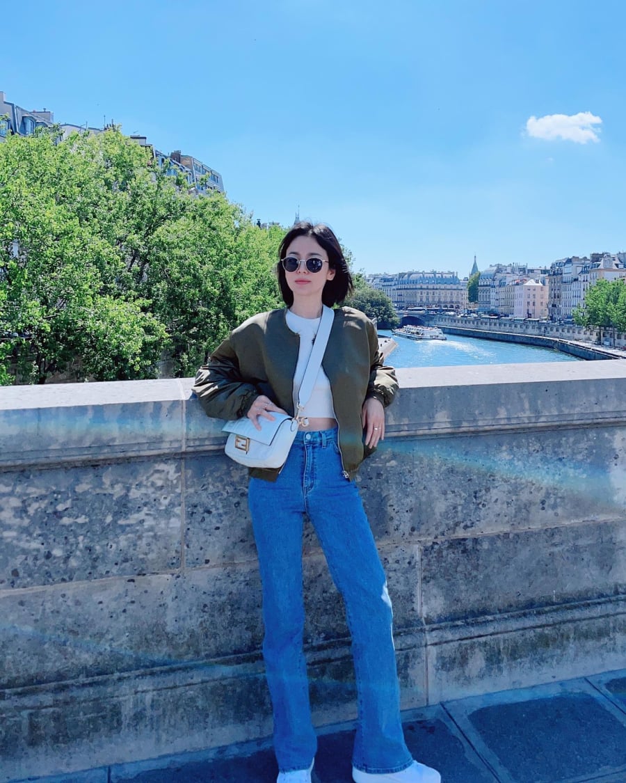 Cách phối áo lửng cùng quần jeans cạp cao tạo hiệu ứng tôn dáng rõ rệt.