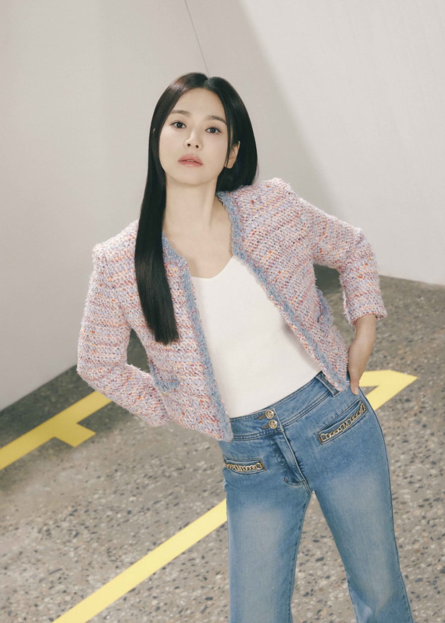Quần jeans ống loe mang vẻ nữ tính và sang trọng hơn so với các dáng quần cơ bản.