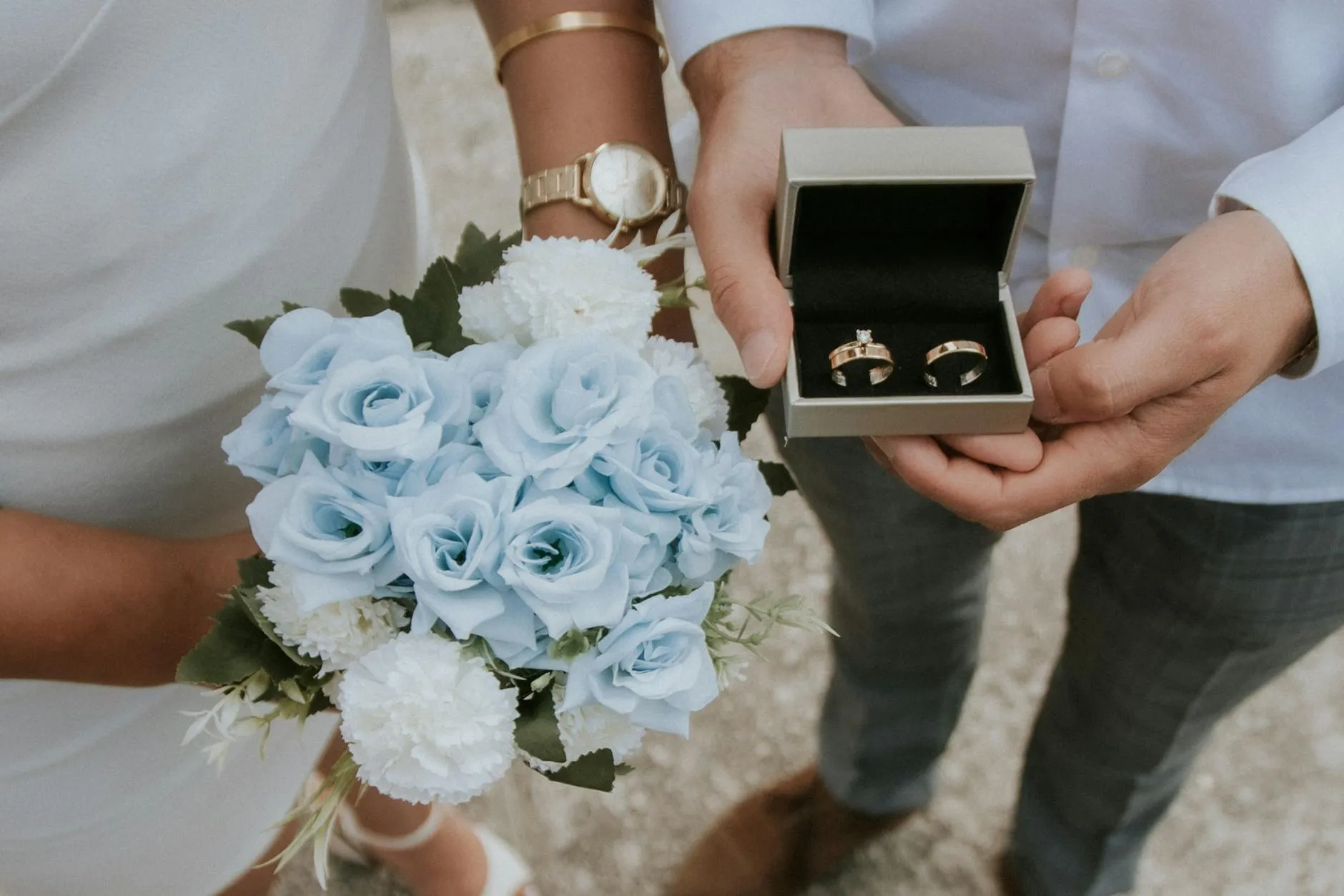 Bàn tay cô dâu đeo nhẫn cưới vàng hồng rạng rỡ, làm tôn lên vẻ đẹp tự nhiên của da
