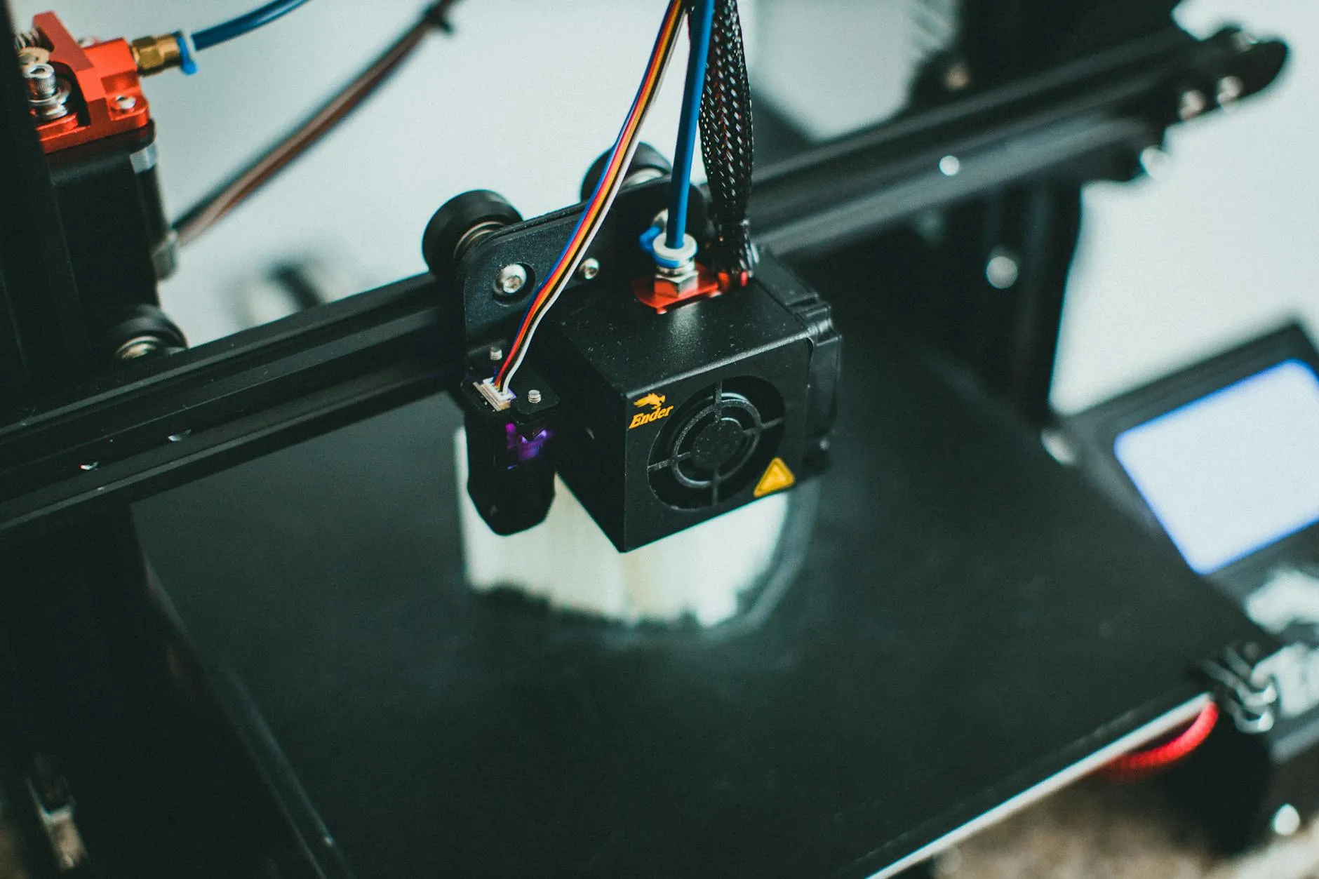 Quy trình thiết kế 3D nhẫn cưới trên máy tính đến in mô hình vật lý.