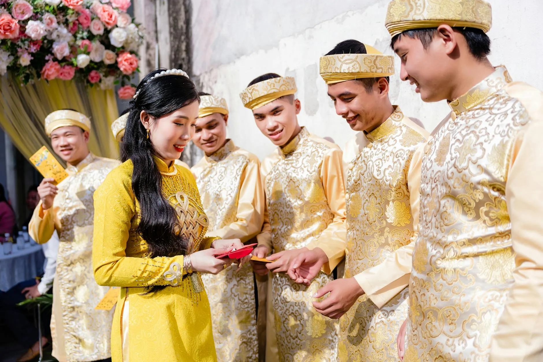 Cô dâu Việt mặc áo dài đỏ thêu rồng phượng, trang nhã trong lễ hỏi