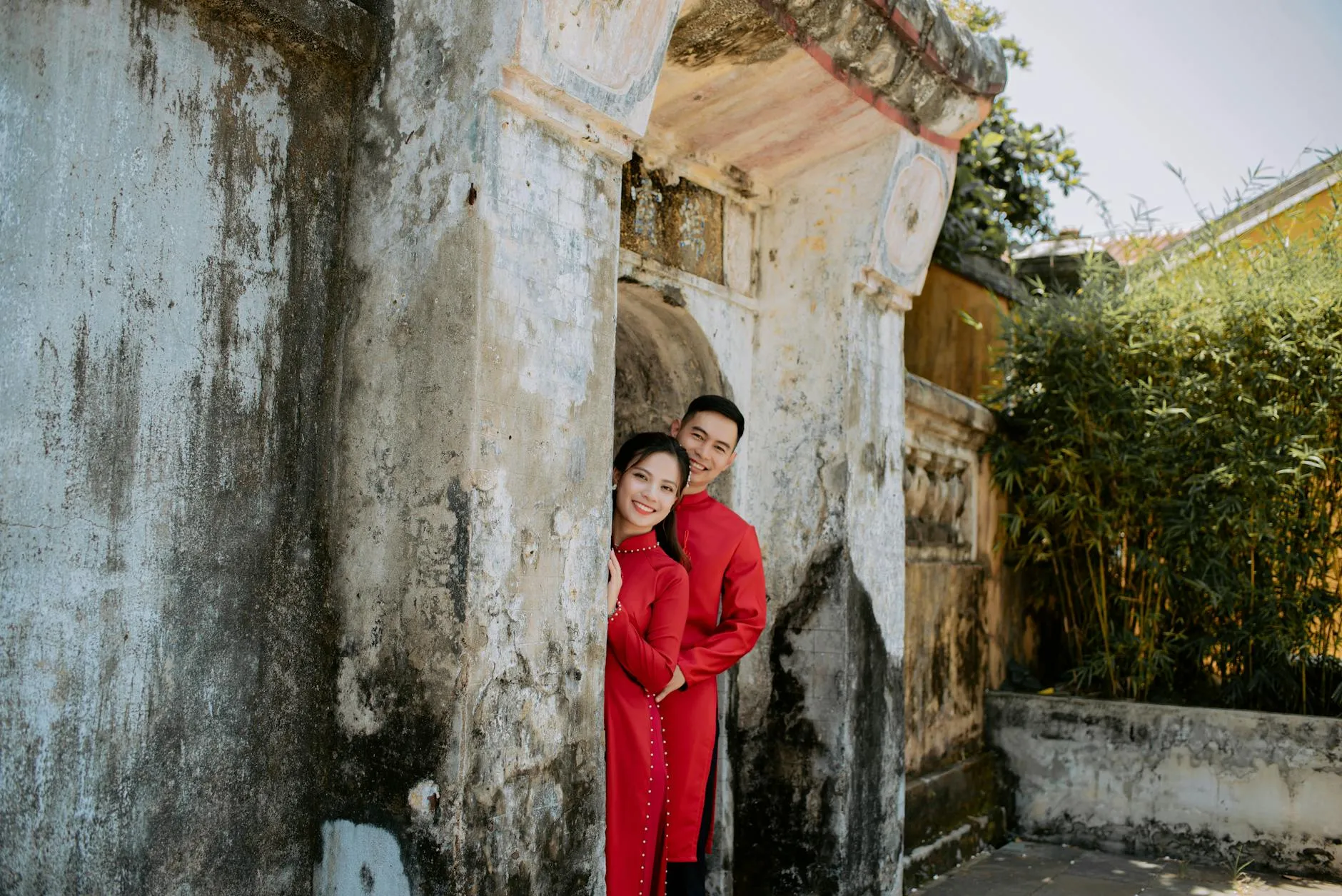 Cặp đôi diện áo dài truyền thống màu đỏ, chụp ảnh kỷ niệm trong lễ ăn hỏi