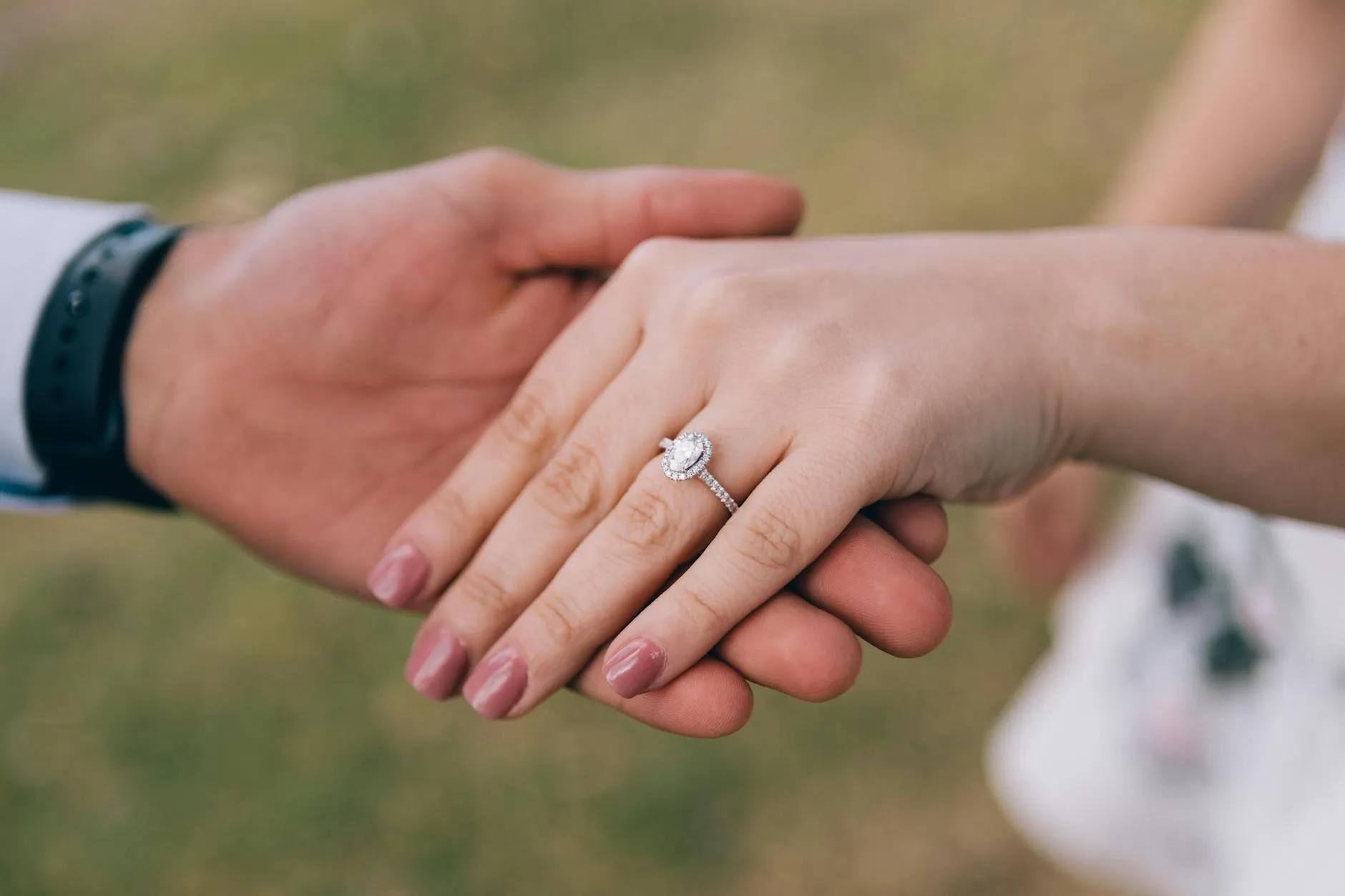 Một bảng minh họa các yếu tố cần lưu ý khi chọn trang phục lễ ăn hỏi, bao gồm vải vóc và màu sắc