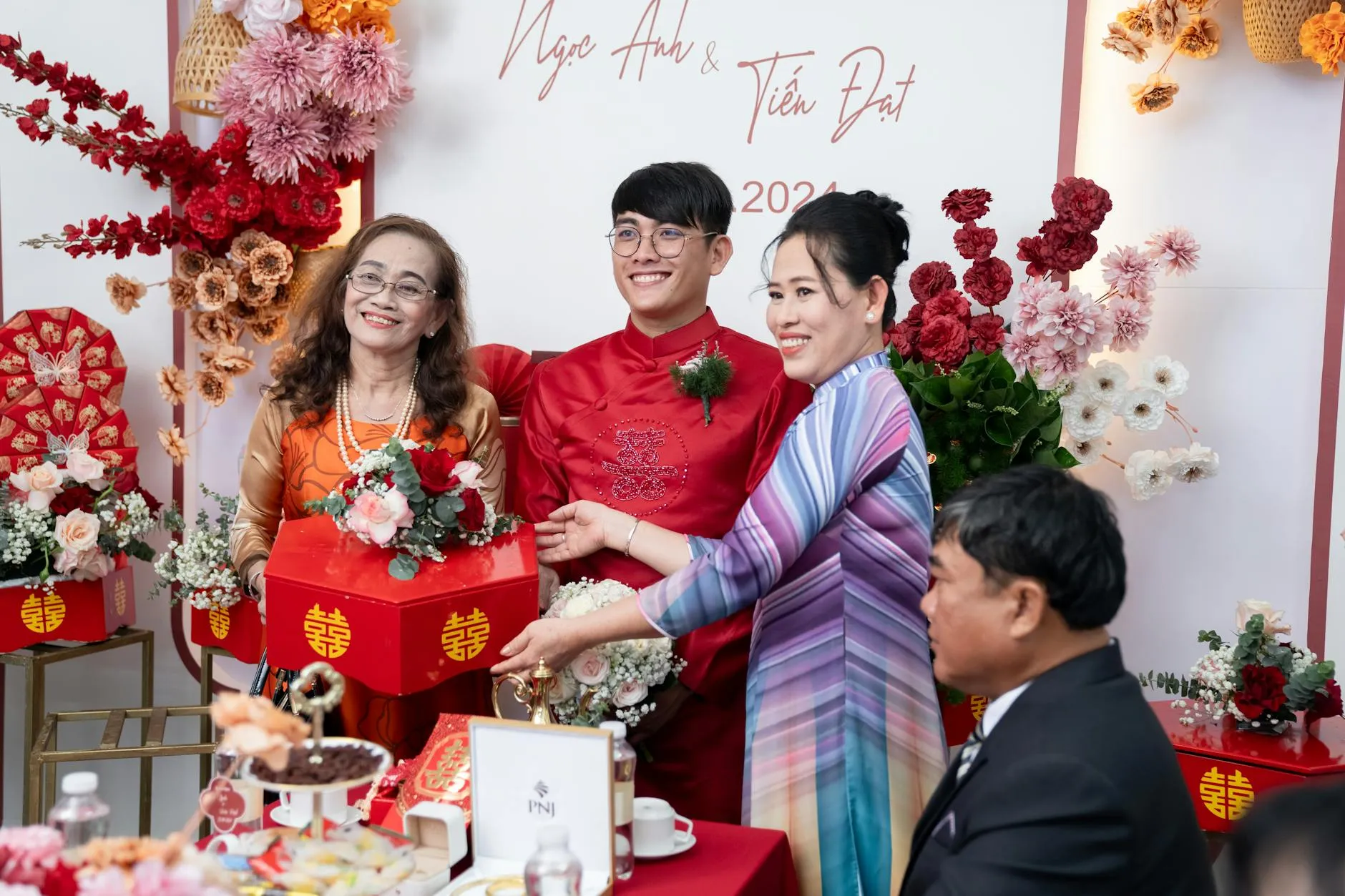 Đại diện nhà trai đang phát biểu trong lễ ăn hỏi truyền thống Việt Nam.
