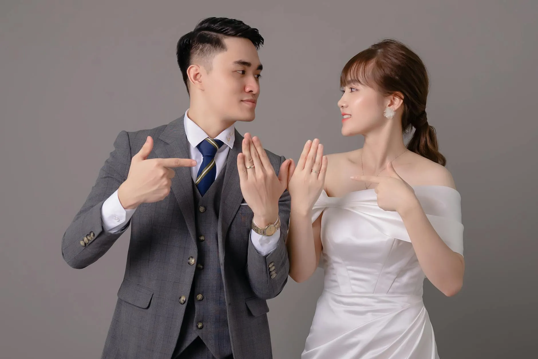 Cô dâu chú rể Việt Nam đang phát biểu tri ân và cam kết trong lễ hỏi.