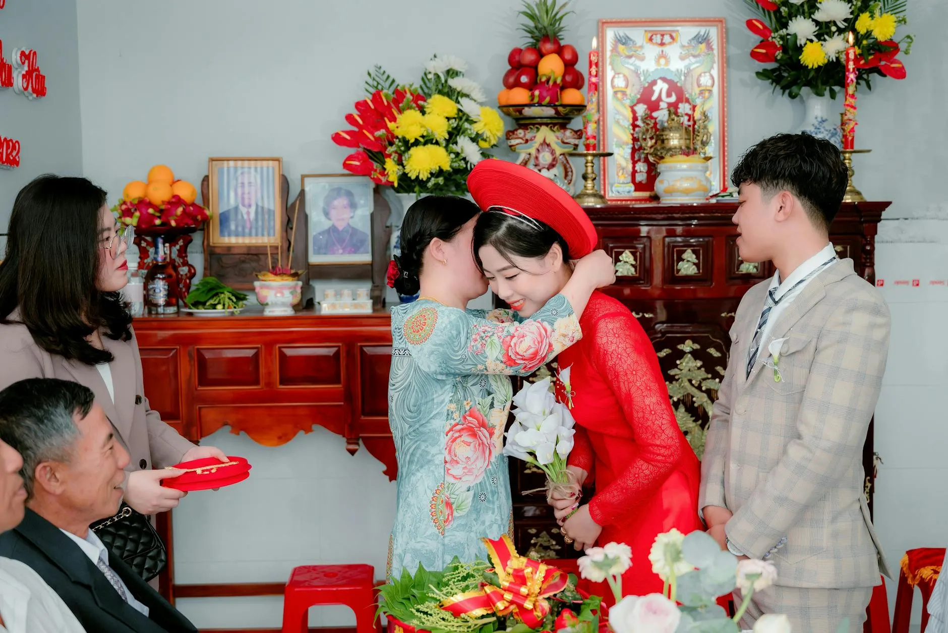 Đại diện nhà gái phát biểu đáp lời trong lễ hỏi, cô dâu chú rể lắng nghe đầy xúc động.